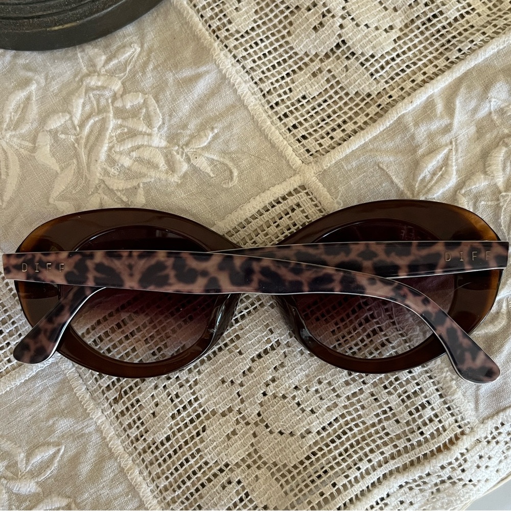 Diff Eyewear Olivia Tortoiseshell Oval Sunglasses… - image 3